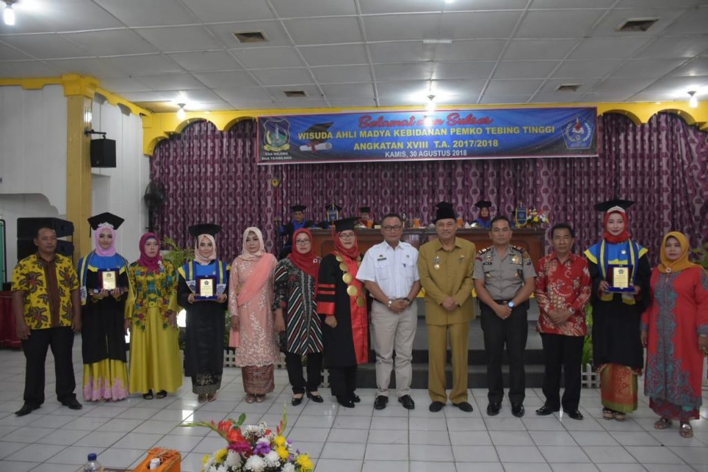 Walikota Tebing Tinggi Lantik Wisuda Akbid Pemko Tebing ...